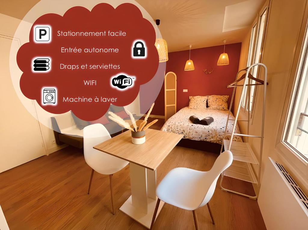 Habitación con cama, mesa y sillas. en Le Wild Terracotta - Centre historique - Wifi et TV connectée - Stationnement à proximité en Niort