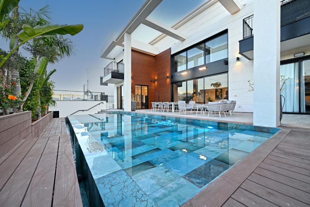 een afbeelding van een zwembad in een huis bij Villa Six Eilat in Eilat