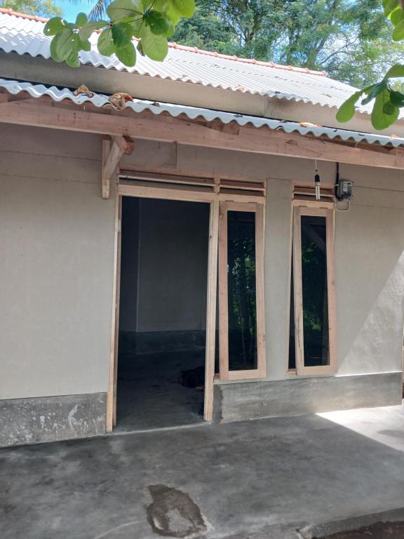 uma casa a ser construída com uma porta e janelas em Sea zone em Pangandaran