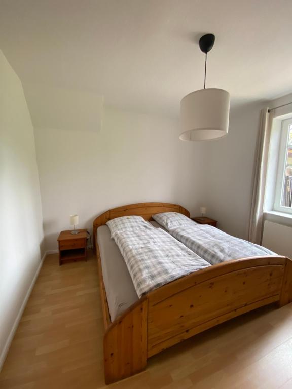 1 dormitorio con cama de madera en una habitación en Ferienwohnung Eddelhoff, en Walsrode