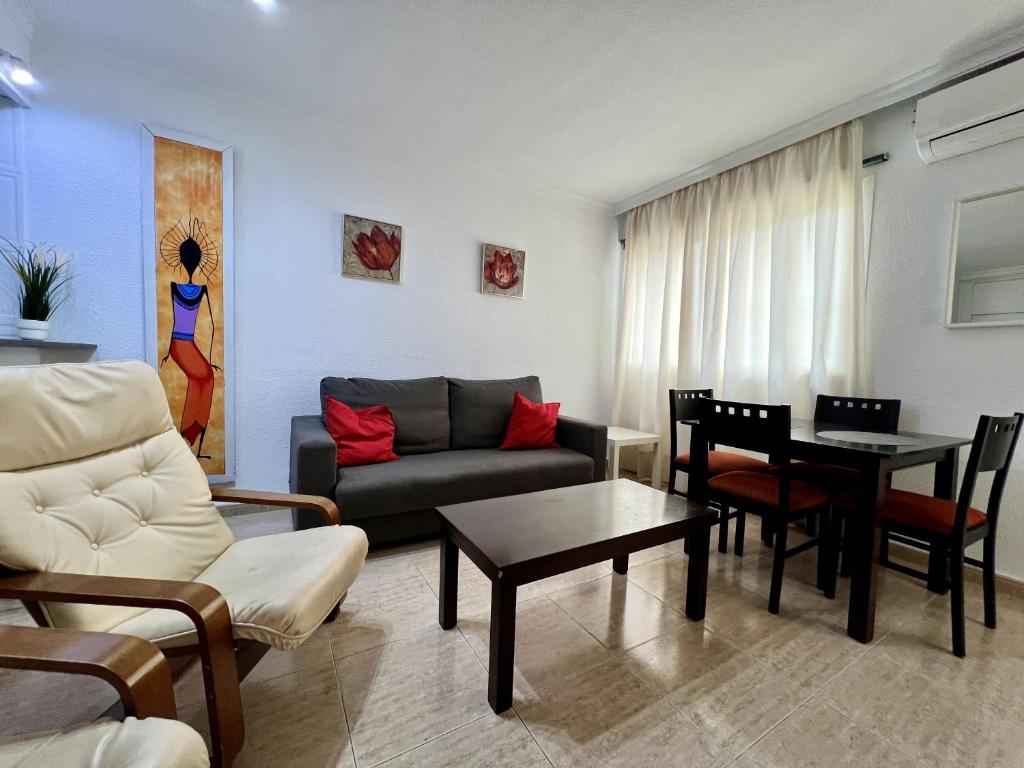 un soggiorno con divano e tavolo di Las Palomas by Beehive Vacances a Torremolinos