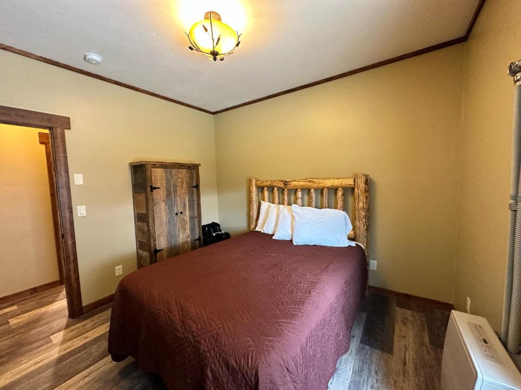 Letto o letti in una camera di Yellowstone Cabins and RV