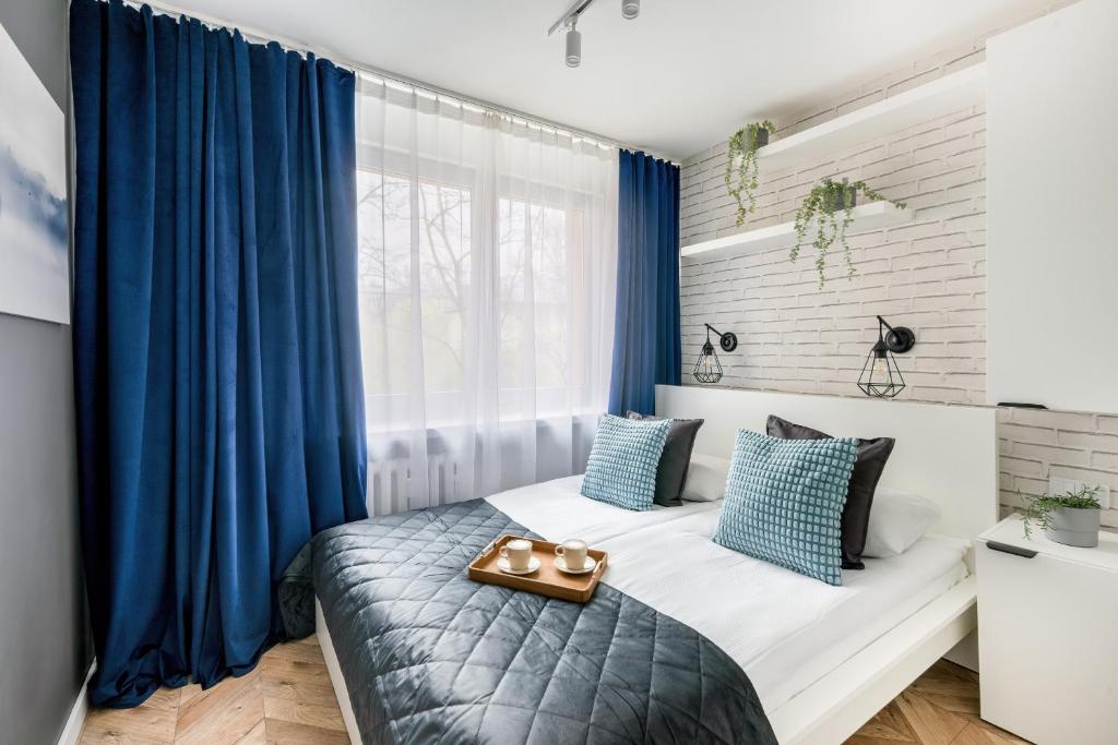 מיטה או מיטות בחדר ב-Beautiful Apartment with Balcony for 6 people in Cracow by Renters
