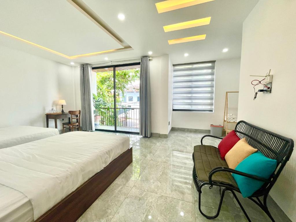 sypialnia z łóżkiem i krzesłem w obiekcie Tropikult Homestay w mieście Thôn Kim Long (1)