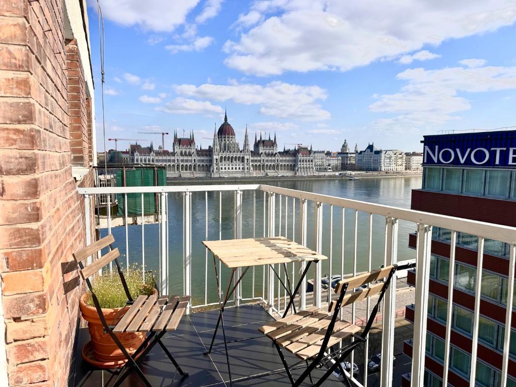 - Balcón con mesa y sillas y vistas a la ciudad en Riverside luxury panorama home - SmartTV, FastWiFi, en Budapest
