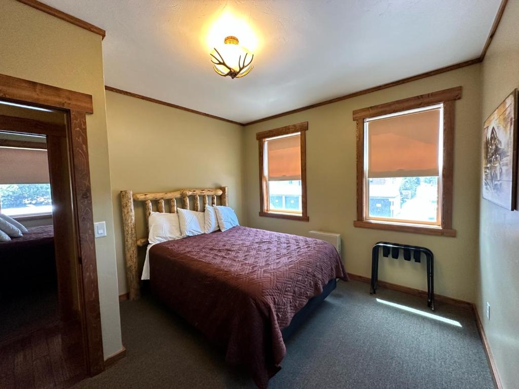 Letto o letti in una camera di Yellowstone Cabins and RV