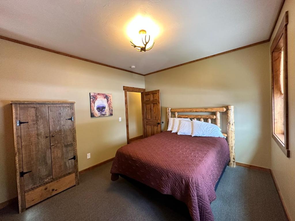 Letto o letti in una camera di Yellowstone Cabins and RV