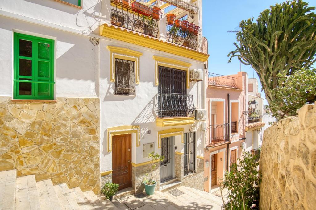 een gebouw met kleurrijke ramen en deuren aan een straat bij Cueva Alicante in Alicante