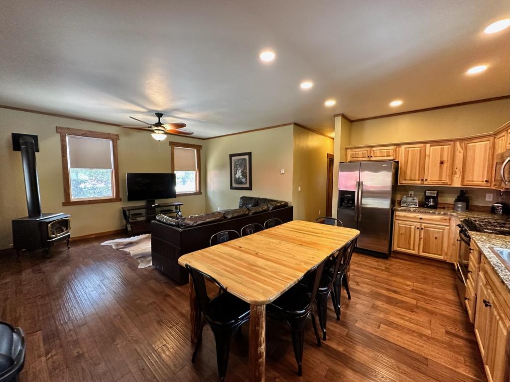 Cucina o angolo cottura di Yellowstone Cabins and RV