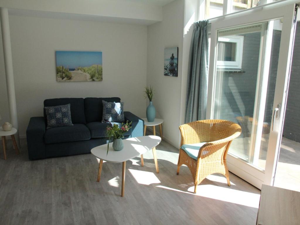 スコールルにあるStunning apartment in Schoorl North Holland you can bike to the beachのリビングルーム(ソファ、テーブル付)