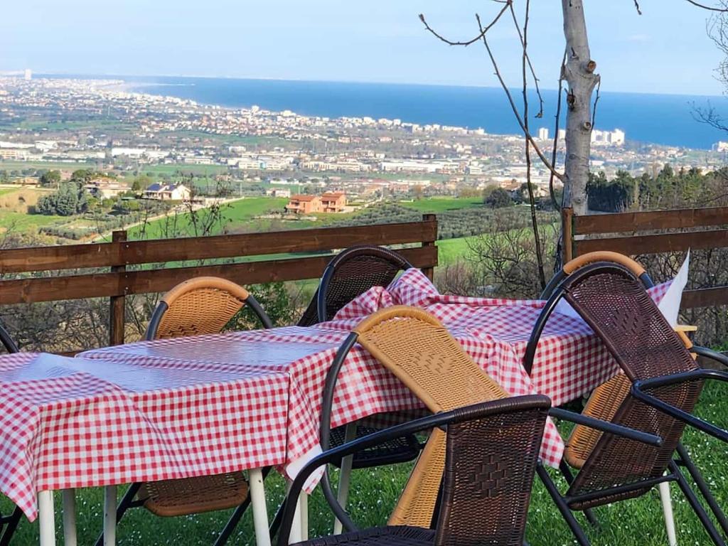 een tafel met een rood en wit geruit tafelkleed bij Casale san Valentino in Tavullia