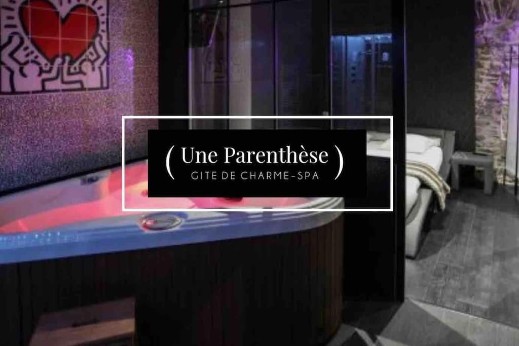 una habitación con cama y una señal de que el delito de saysine parlezumed es en Une Parenthèse, gîte de charme et spa., en Sainte-Luce-sur-Loire