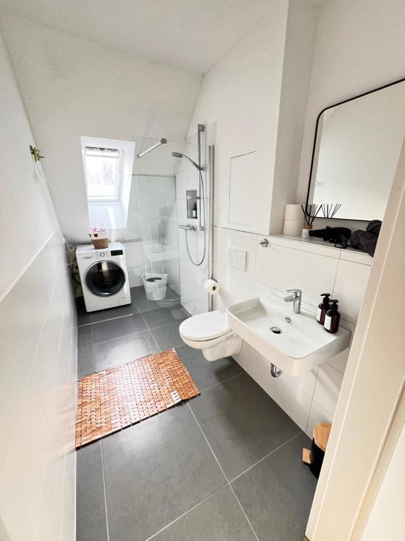 Kúpeľňa v ubytovaní Dachgeschoss-Maisonette-Apartment mit Klimaanlage