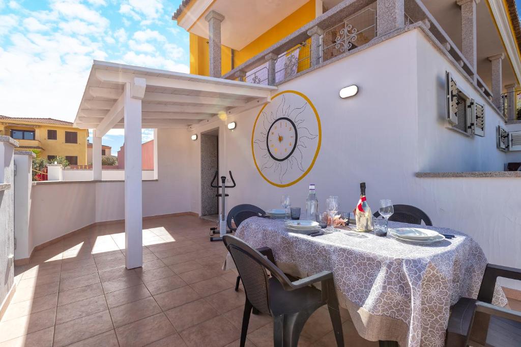 een eetkamer met een tafel en stoelen op een balkon bij Villa Lina in Castelsardo