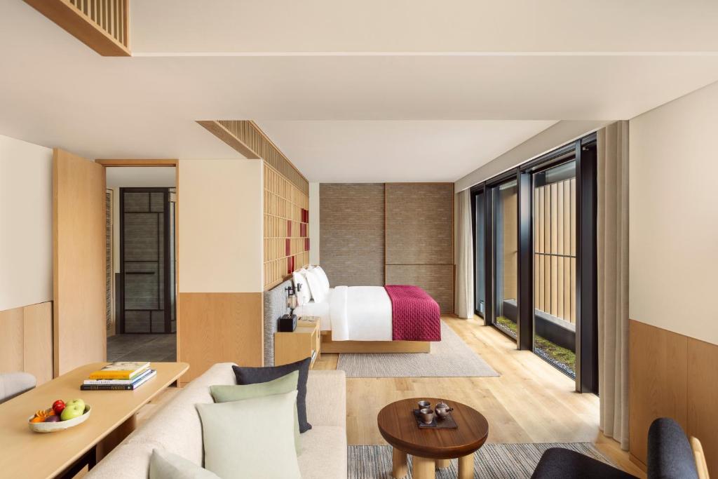 Postel nebo postele na pokoji v ubytování Six Senses Kyoto