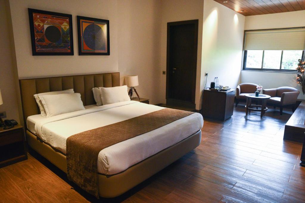 Park Suites في كولْكاتا: غرفة نوم بسرير كبير في غرفة