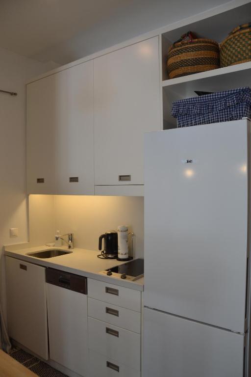 Kuchyňa alebo kuchynka v ubytovaní Vouliagmeni seaside flat