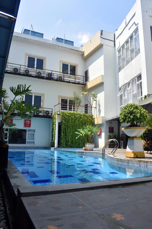 Bazén v ubytování Abadi Hotel Malioboro Yogyakarta nebo v jeho okolí