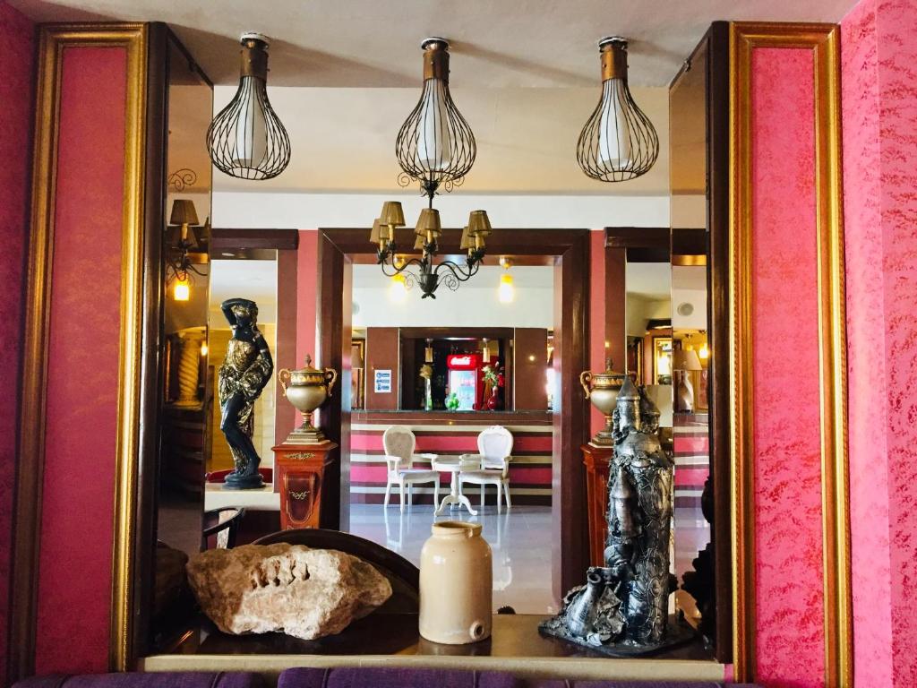 um espelho num quarto com uma sala de jantar em Hotel Les Ambassadeurs em Orã