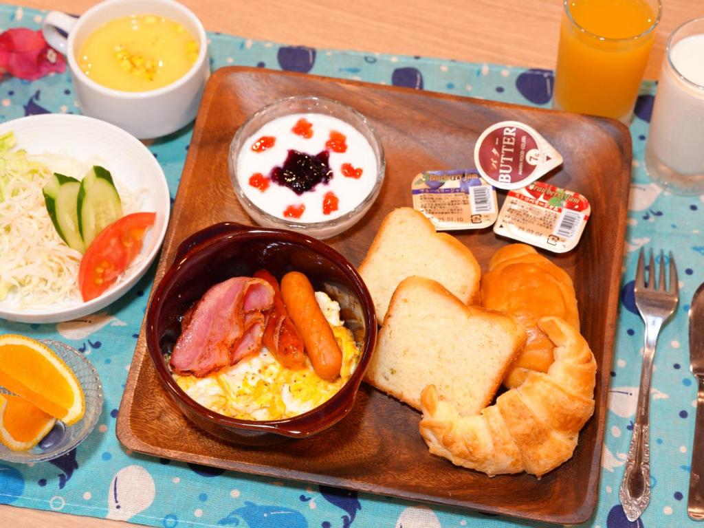 a tray of breakfast food on a table at HOTEL KANALOA in Tokashiki