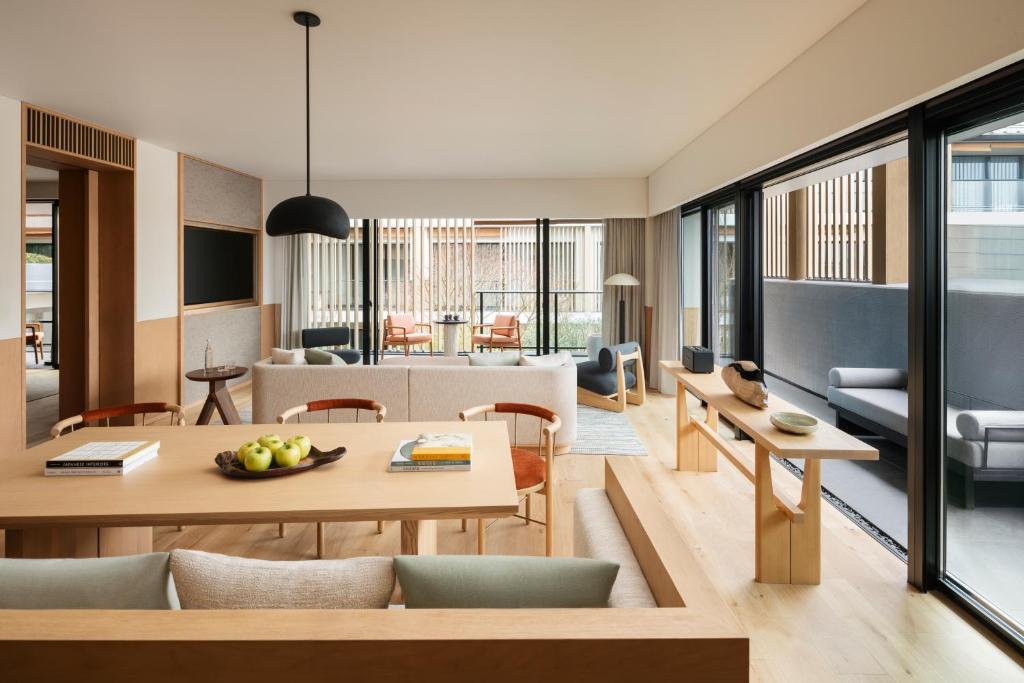 TV a/nebo společenská místnost v ubytování Six Senses Kyoto