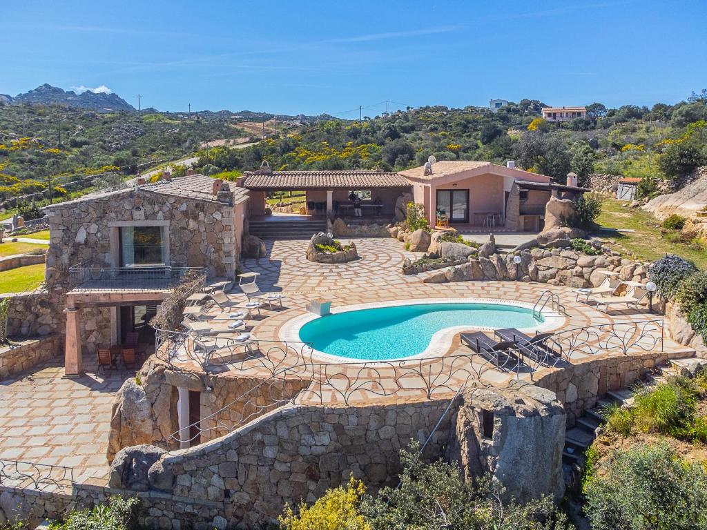 una casa con piscina in un cortile di Sardinia Family Villas - Villa Letizia with private pool and seaview a Cannigione