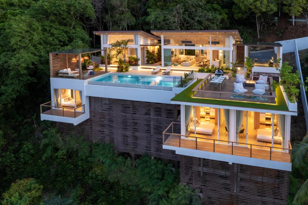 una vista aérea de una casa con piscina en Infinity Seaview Villa, en Mae Nam