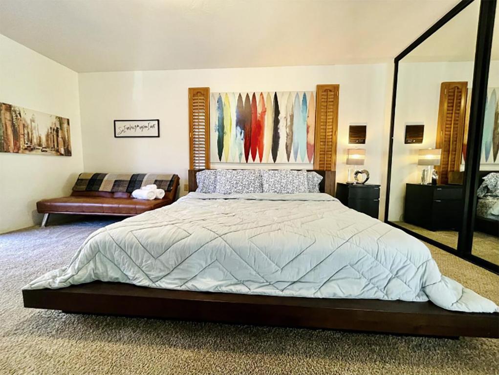 sypialnia z dużym łóżkiem i kanapą w obiekcie Faithful Oak 4 acre ranch mountain 3BR +Loft King w mieście Escondido