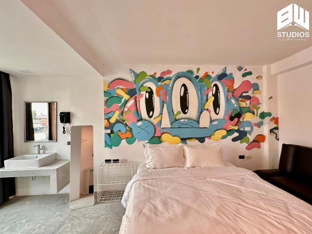 Postel nebo postele na pokoji v ubytování BW Studios thai art style佩門500米