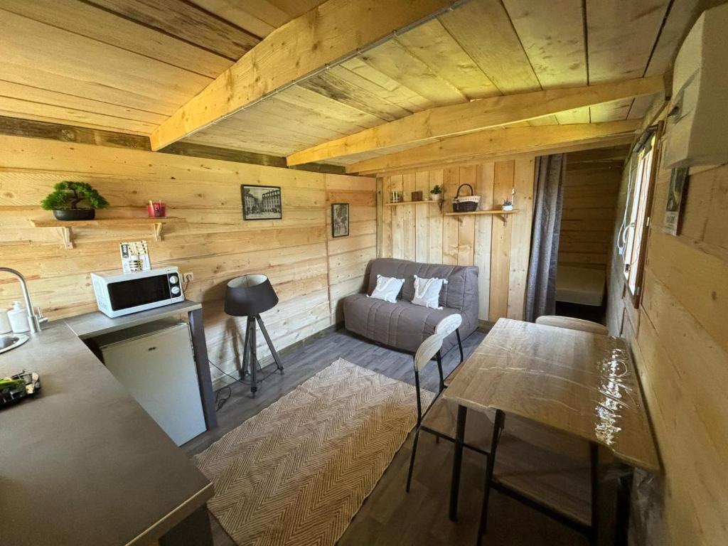 een woonkamer met een bank en een tafel bij La Cabane de Mercone NINU in Corte