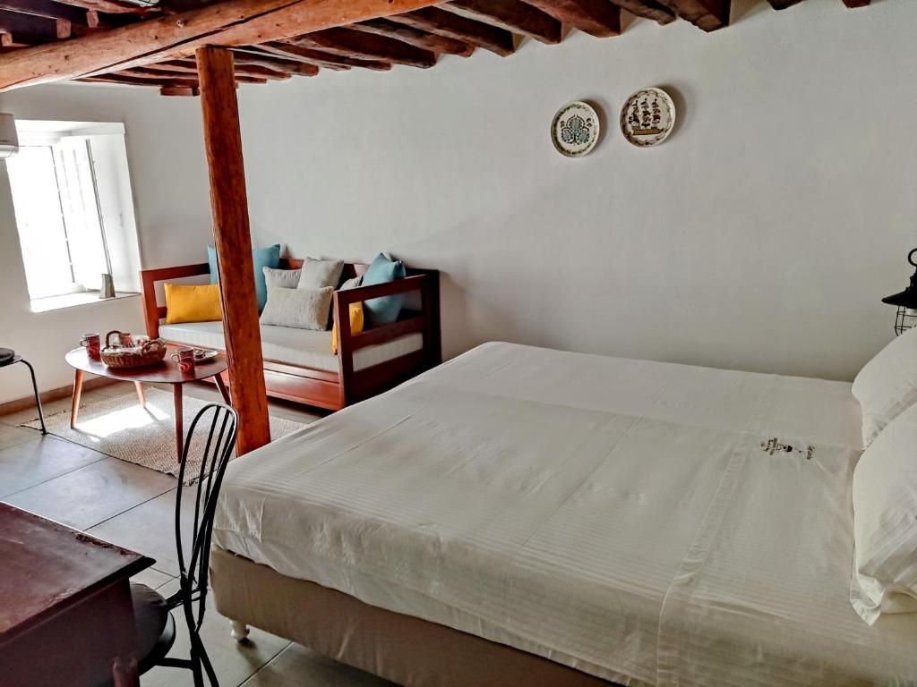 Letto o letti in una camera di Keresbino Hydra Art Suite