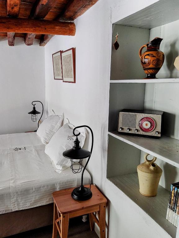 Letto o letti in una camera di Keresbino Hydra Art Suite