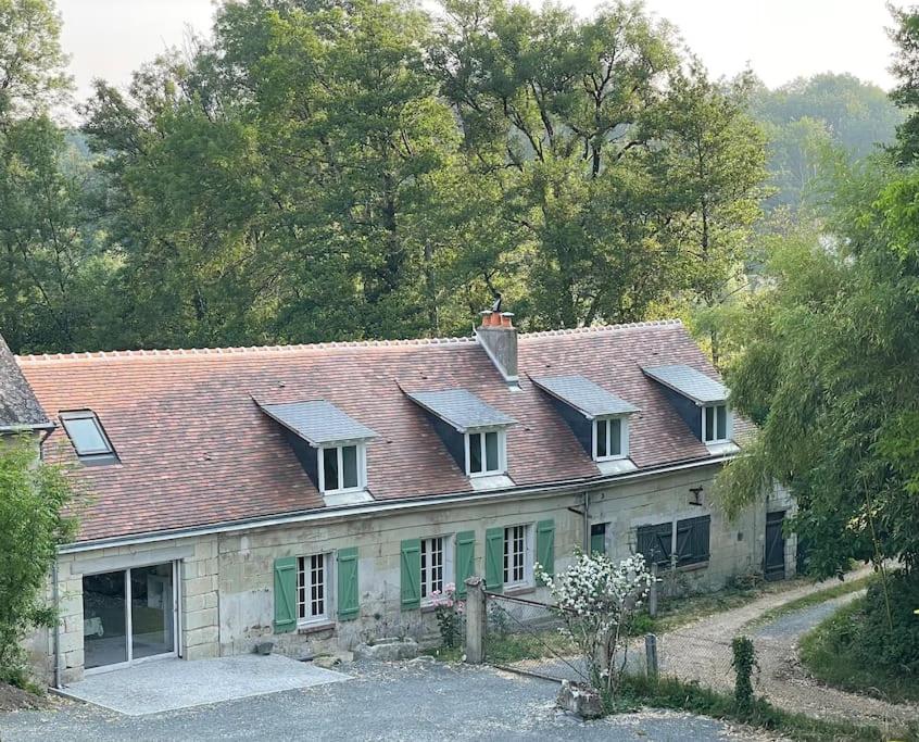 une maison avec 4 panneaux solaires en haut dans l'établissement Vaste Maison à la campagne, à Saint-Paterne-Racan