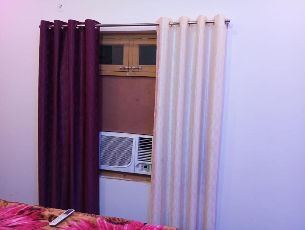 TV a/nebo společenská místnost v ubytování Atithi home stay and Cloud Kitchen