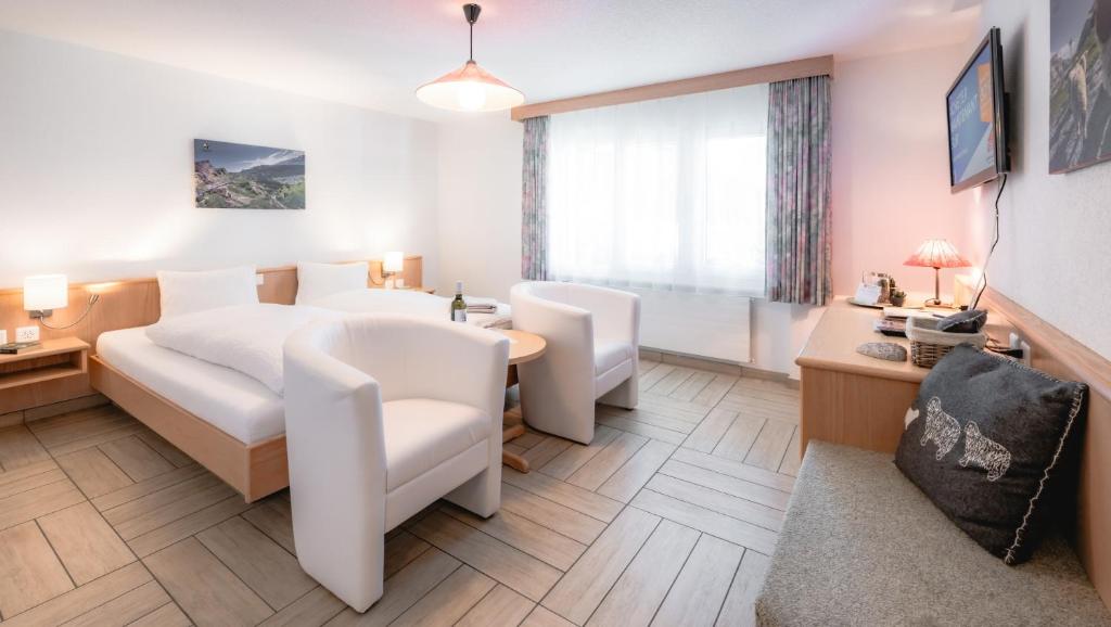 Llit o llits en una habitació de Hotel Paradis-Leukerbad-Therme