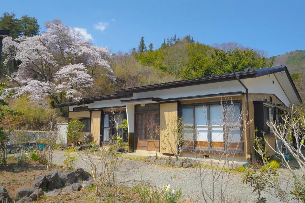 a small house in the middle of a garden at Mitsutoge no Yado - Vacation STAY 14305 in Nishikatsuracho