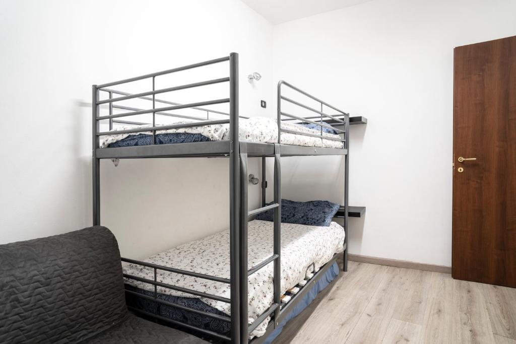 - une chambre avec 2 lits superposés dans l'établissement HouseInGenoaCenter Parking, à Gênes