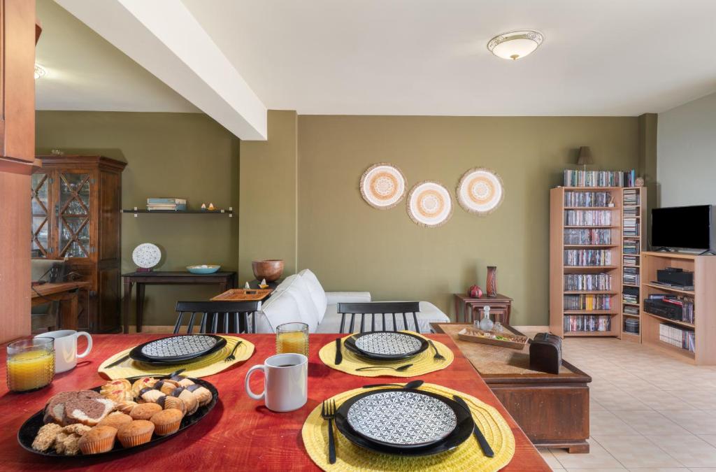 ein Wohnzimmer mit einem Tisch mit Essen drauf in der Unterkunft Koralia Vacation House in Likotinaréa