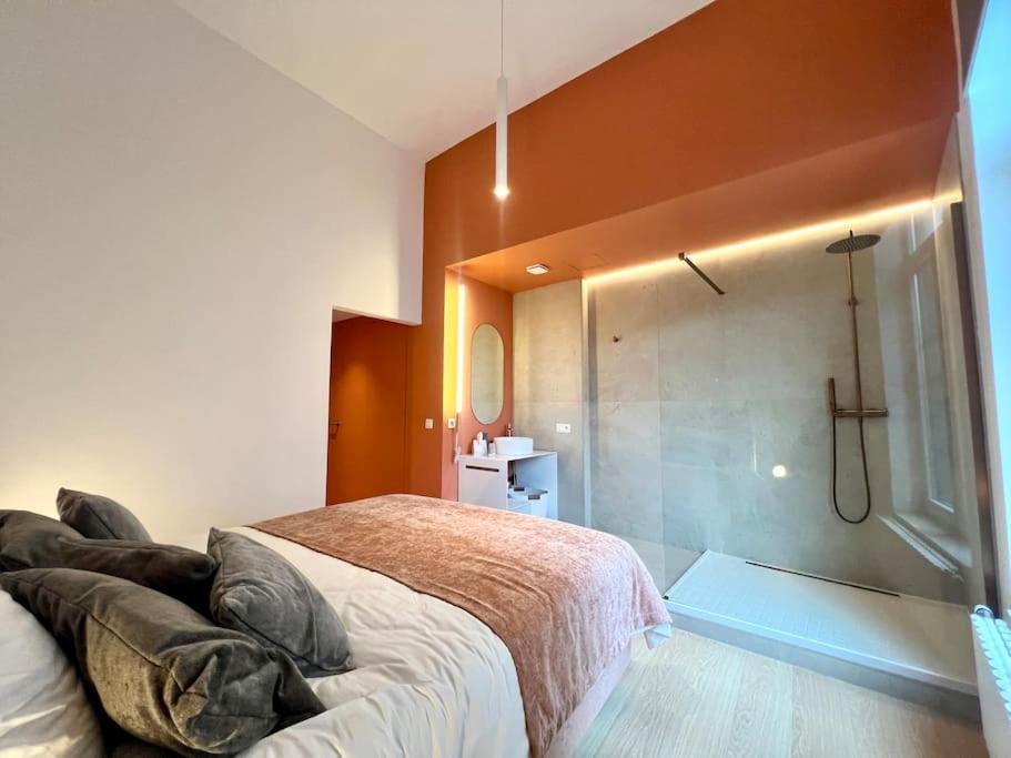 - une chambre avec un grand lit et une douche dans l'établissement L'escapade chic - Cathédrale, Saint Lambert, à Liège