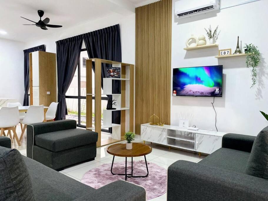- un salon avec deux canapés et une télévision à écran plat dans l'établissement BrandNew Modern Cozy House@ALMA NEAR JUSCO, à Bukit Mertajam