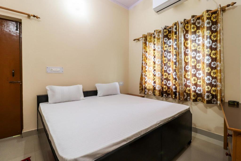 Posteľ alebo postele v izbe v ubytovaní SPOT ON Shivalik View Stay