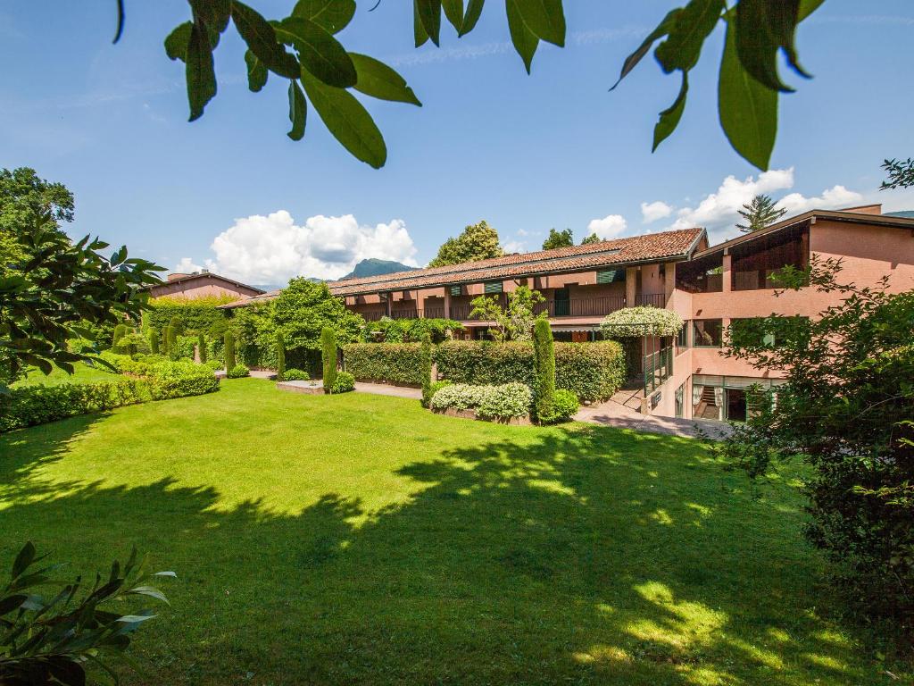 une image d'un jardin devant un bâtiment dans l'établissement Park Hotel Principe - Ticino Hotels Group, à Lugano