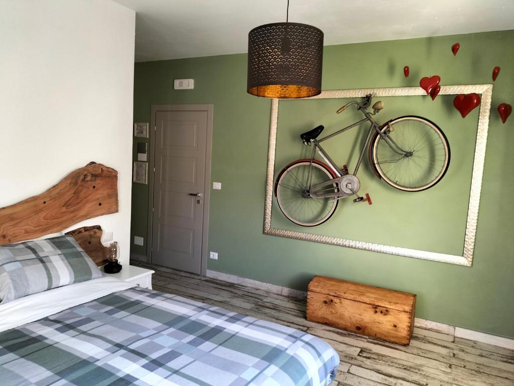 una camera da letto con una bicicletta appesa al muro di VECCHIA NOVECENTO a Nole