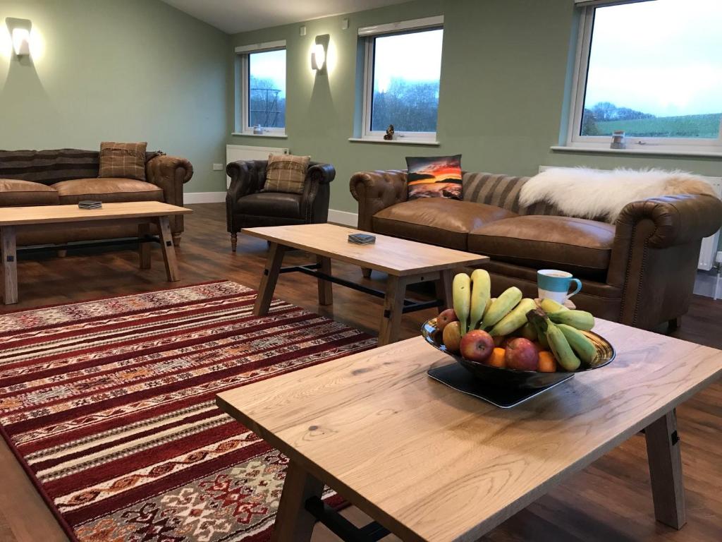 a living room with a bowl of fruit on a table at 5 Bed in Godshill 94494 in Godshill