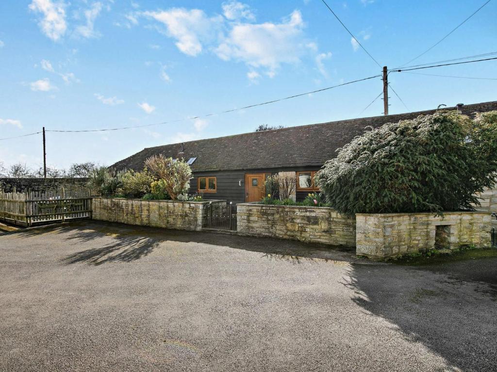 a house with a stone wall and a fence at 2 Bed in Bidford-on-Avon 94331 in Temple Grafton
