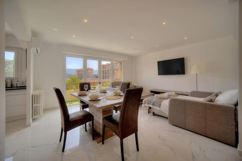 un salon avec une table et un canapé dans l'établissement Immogroom - AC - 1 bedroom - Balcony - Renovated, à Cannes