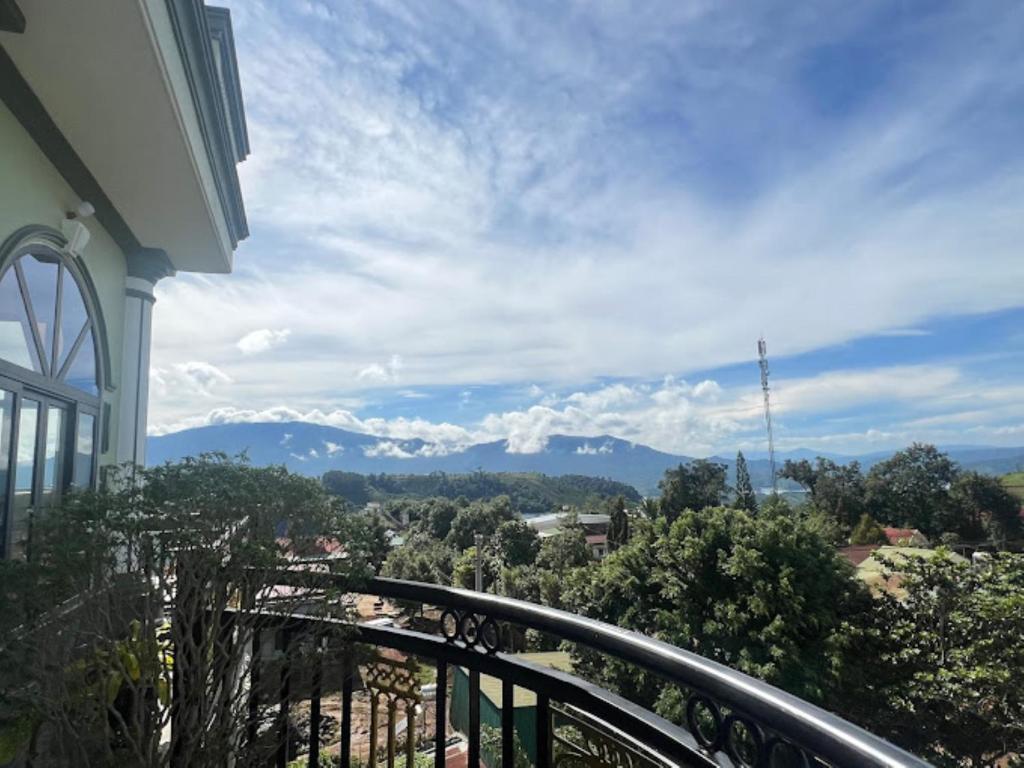 a balcony with a view of the mountains at Hồng Ngọc 1 Hotel Tà Đùng in Biđong