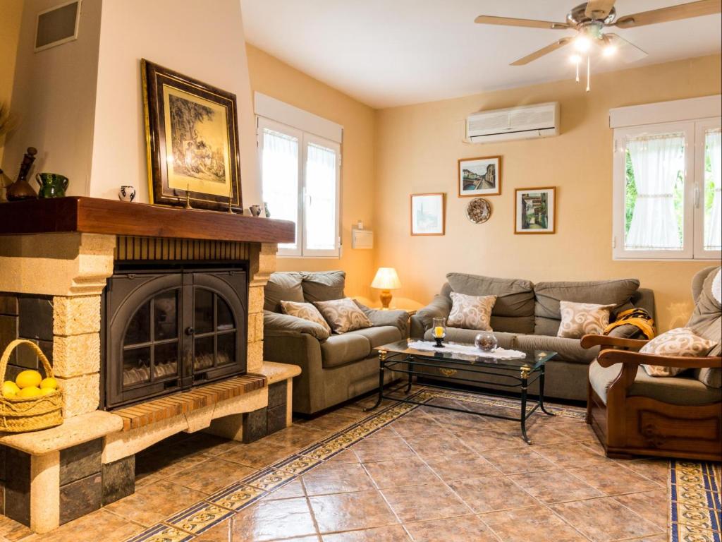 un soggiorno con divani e camino di Cortijo Valmaruc a Dúrcal