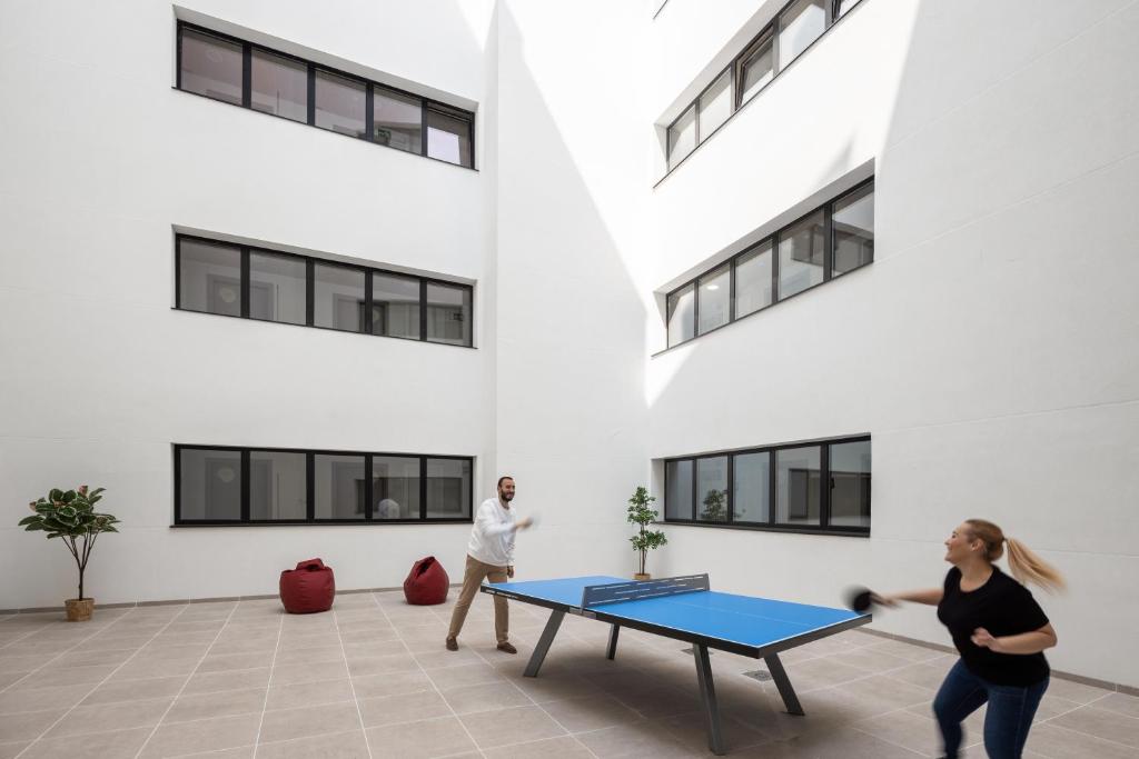 Stolní tenis v ubytování AMRO PAMPLONA Residencia de estudiantes nebo okolí