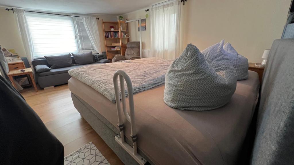 Säng eller sängar i ett rum på B1 - Barrierefreie Ferienwohnung im Harz, Wernigerode - Schreiberstraße